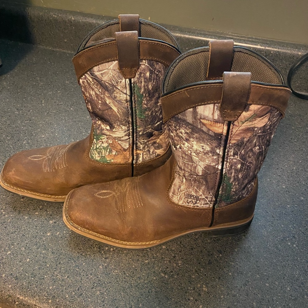 Youth Boy size 5 Boots
